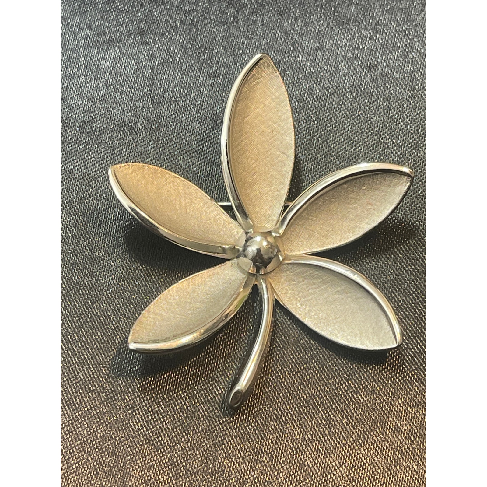 Vintage Crown Trifari Brushed Silver Flower Brooch Mid Century 43$